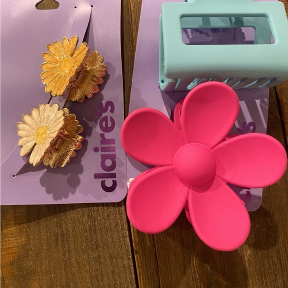 4 NWT hair clips(claws) from CLAIRE'S! 3 floral, 1 geometric,2 metal, 2 plastic